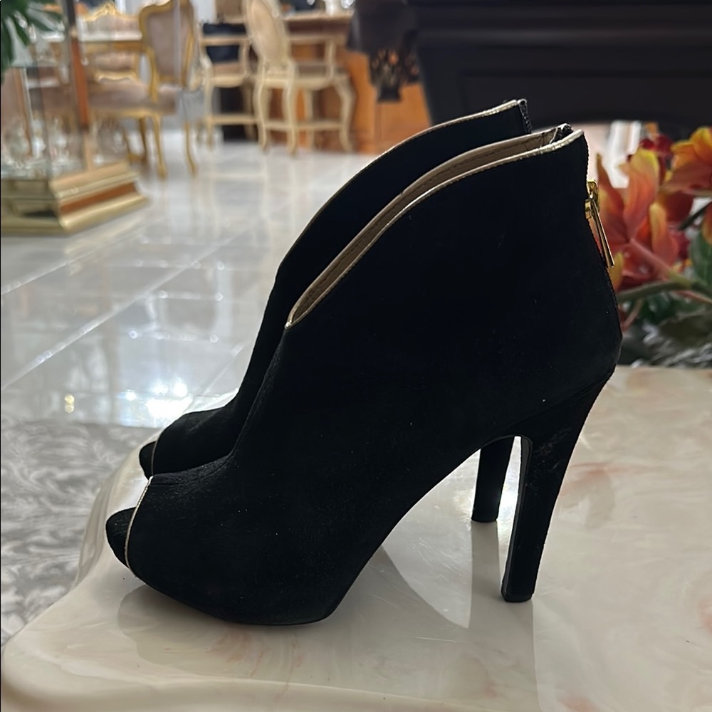 Chic Black Heeled Boots with Peep-Toe and Gold Zipper